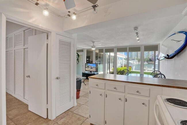 Building Photo - 2760 Yacht Club Blvd