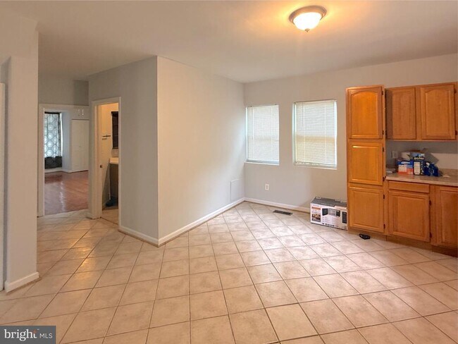 Building Photo - 304 Collins Ave