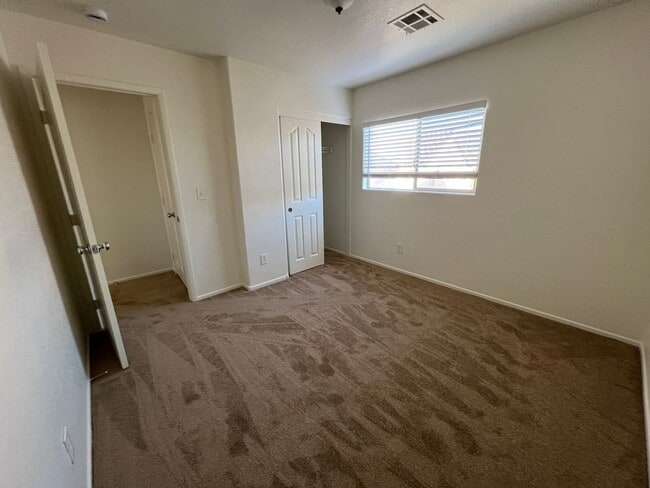 Building Photo - 3 Bedroom / 2.5 Bath Southwest Home