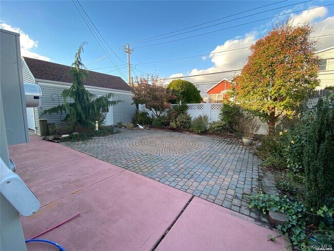 Building Photo - 541 E Park Ave