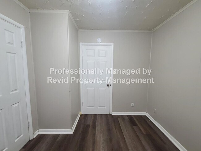 Building Photo - 744 Lester St