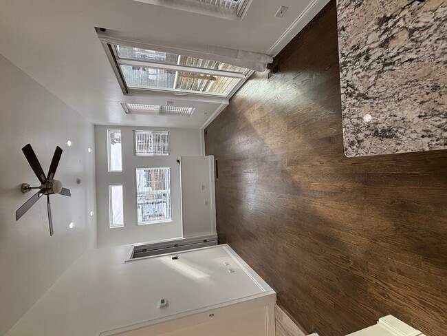 Building Photo - 839 N Winchester Ave