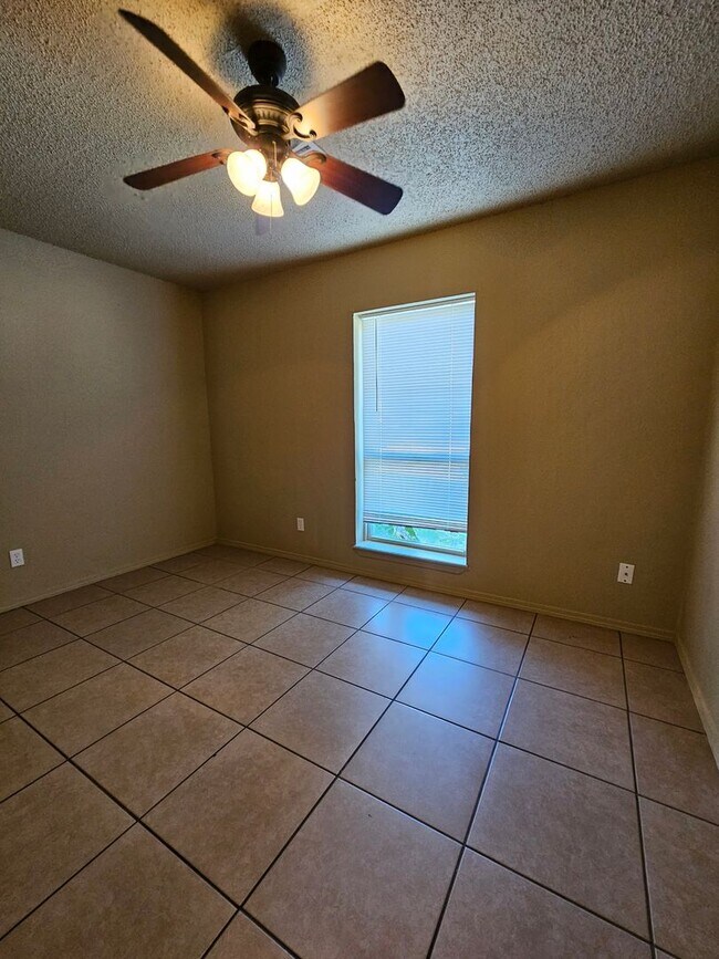 Building Photo - (3) Bed/(2) Bath Pets Negotiable Avail NOW!