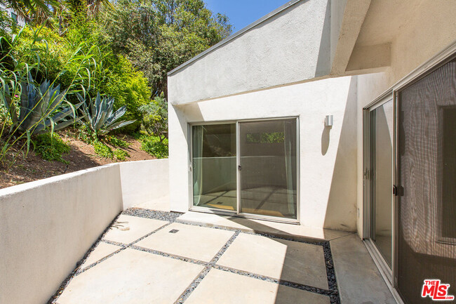 Building Photo - 3907 De Longpre Ave