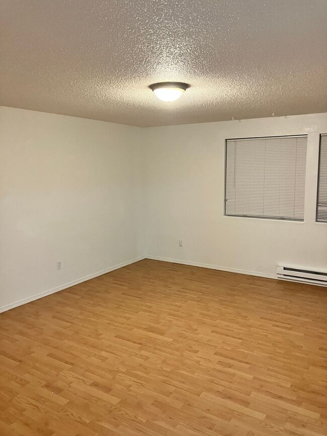 Building Photo - 2429 NE Saratoga St