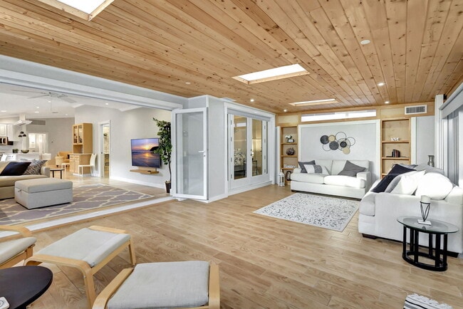 Building Photo - 11361 SW Pembroke Dr