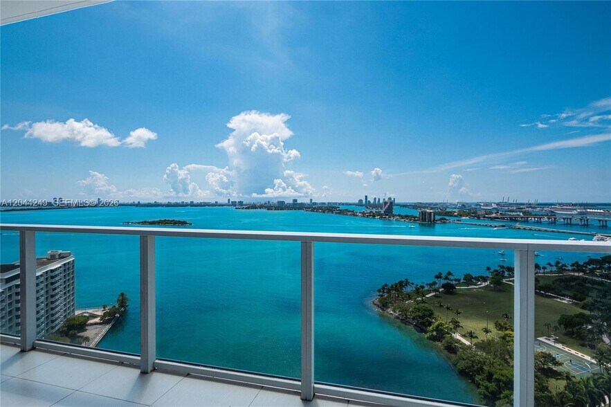 Building Photo - 2020 N Bayshore Dr