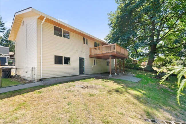 Building Photo - 3 Bed 2 Bath Fully Fenced Split Level Lake...