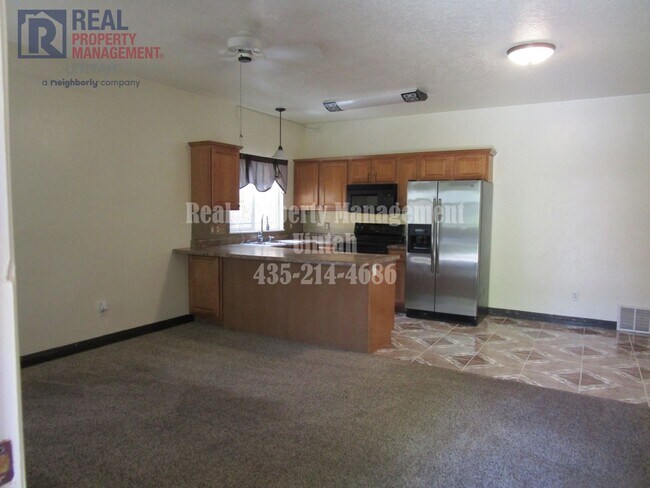 Building Photo - 393 E 600 S