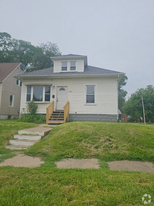 Building Photo - There is a $25 fee per application and eve...