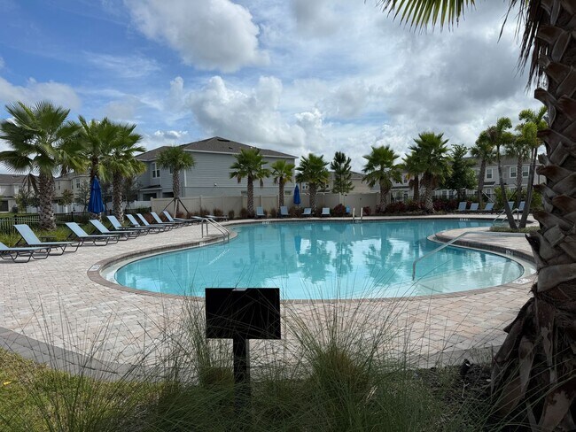 Building Photo - 3 Bedroom 2.5 Bath Townhouse W/1 Car garag...
