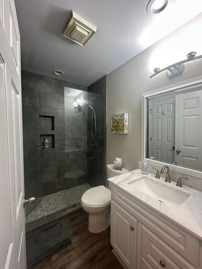 Building Photo - Beautiful Condo walking distance to Grand ...