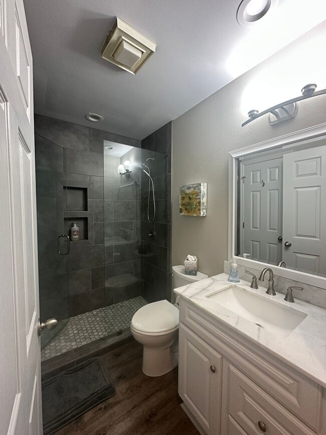 Building Photo - MOVE IN PROMO!!! ONE MONTH FREE --- Beautiful Condo walking distance to Grand Boulevard!