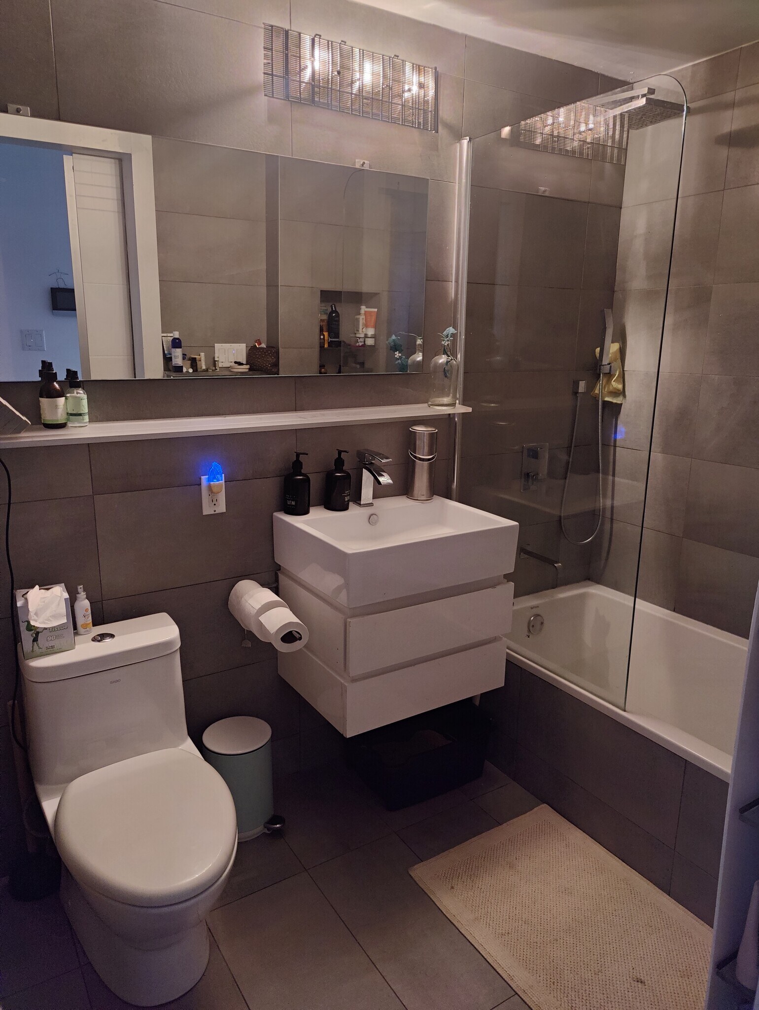 Upstairs full bathroom - 668 Halsey St