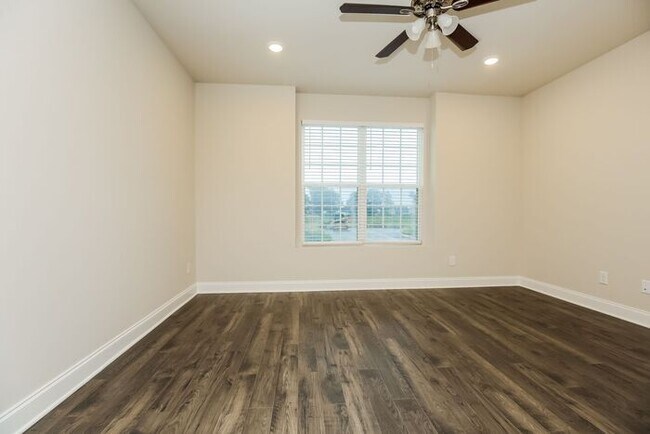 Building Photo - 2512 Elmcroft Ave