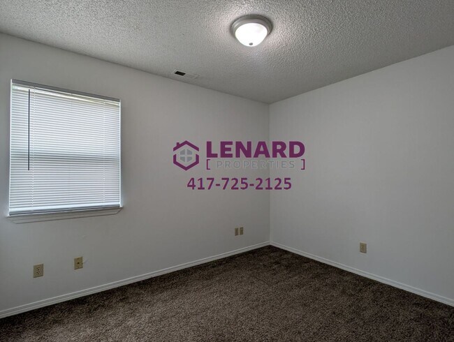 Building Photo - 2 Bedroom Duplex Ready for Move In!