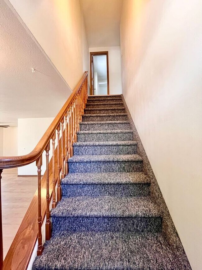 Building Photo - 3 Bed 2 Bath Close to Hughes Staduim