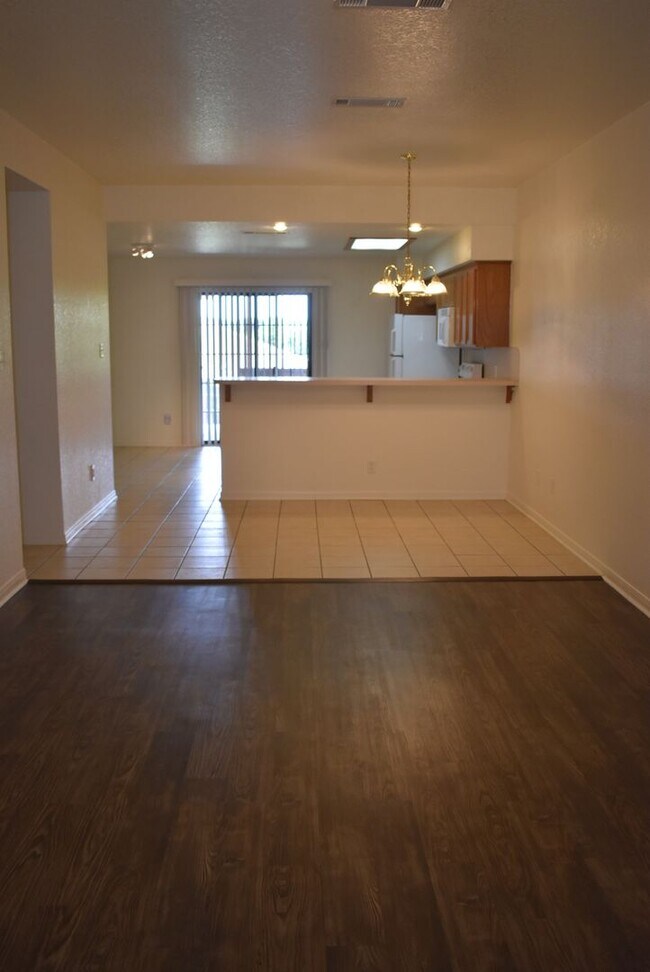 Building Photo - 910 Rebecca Ln