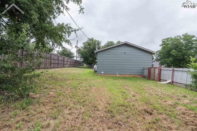 Building Photo - 410 W Pecan Ave