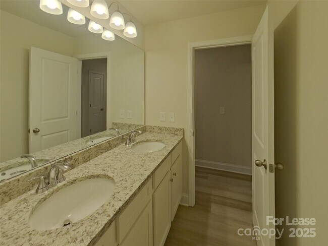 Building Photo - 137 Queenshall Rd