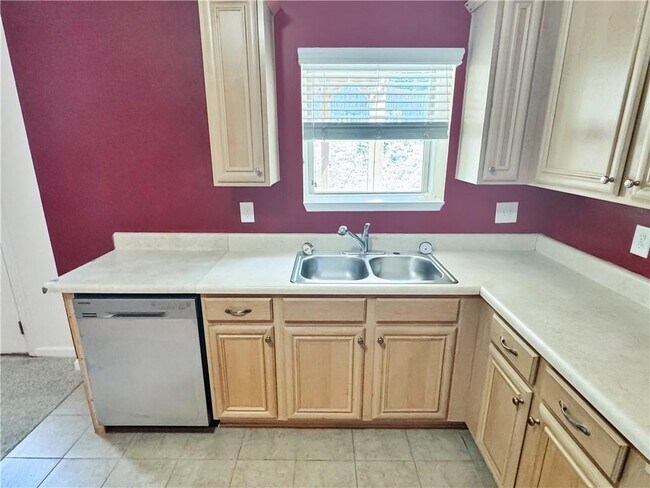 Building Photo - 2435 Manor View