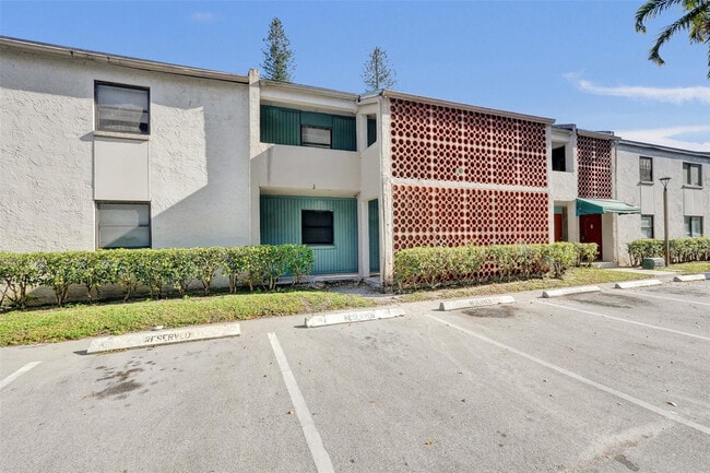 Building Photo - 4218 Inverrary Blvd