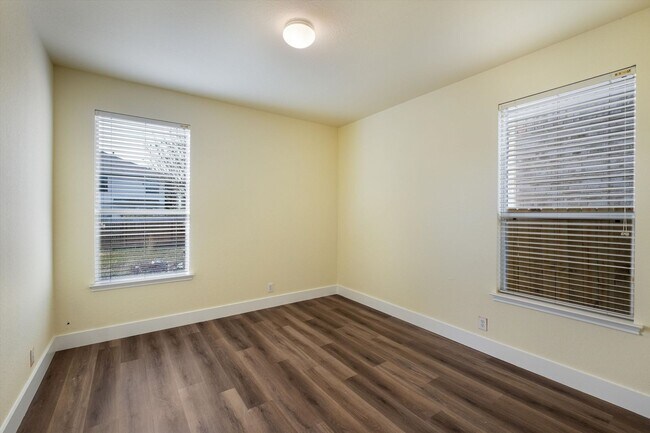 Building Photo - Move-In Ready 5-Bedroom With New Vinyl Floors