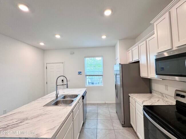 Building Photo - 8334 Zenith Cir
