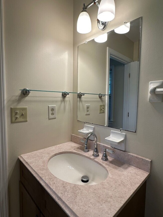 Building Photo - Beautiful House in Tates Creek! 3 BR, 2.5 ...