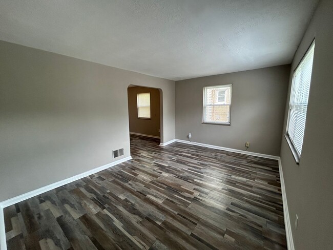 Building Photo - 4 Bedroom House