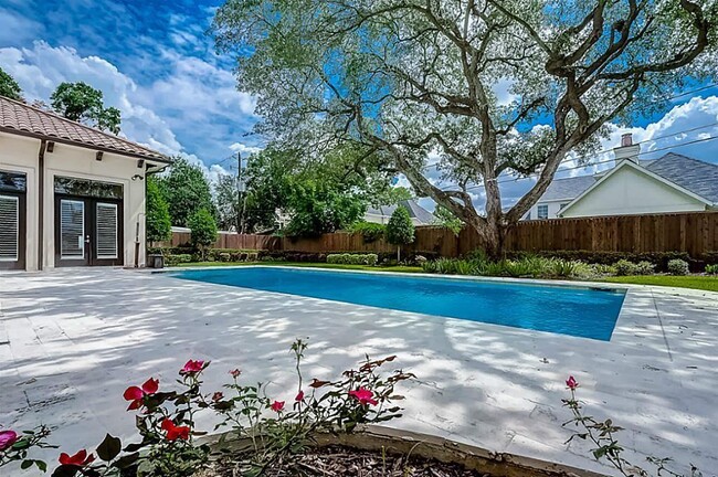 Building Photo - 5559 Holly Springs Dr