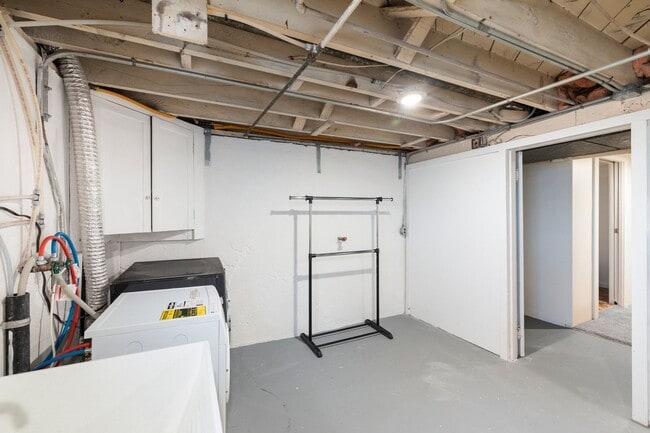 Building Photo - 2 bedroom 1 bath with full basement in Sellwood!