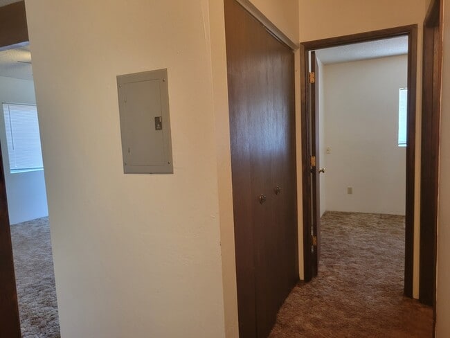 Building Photo - 400 NW Elm St