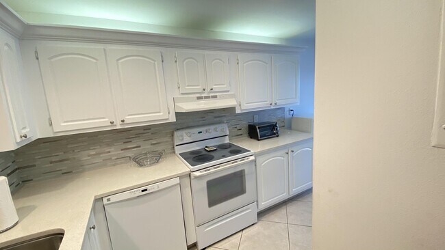 Building Photo - 5656 Via Delray Blvd