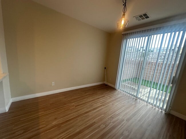 Building Photo - Great Townhome in Henderson Gated Community