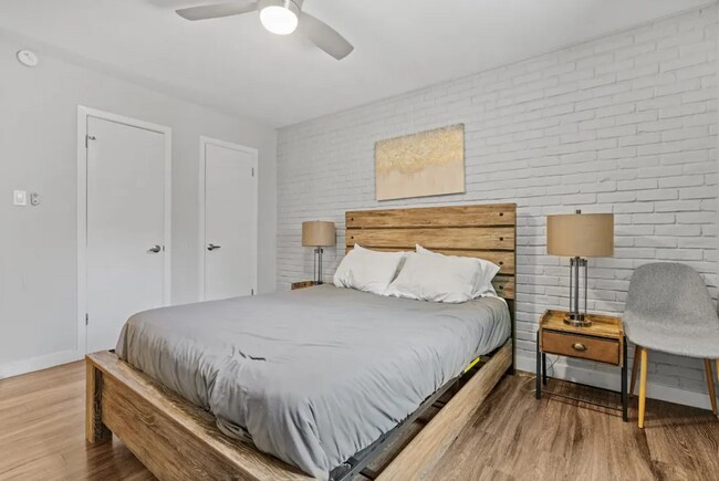 Building Photo - Spacious One-Bedroom at Hyde Park Square