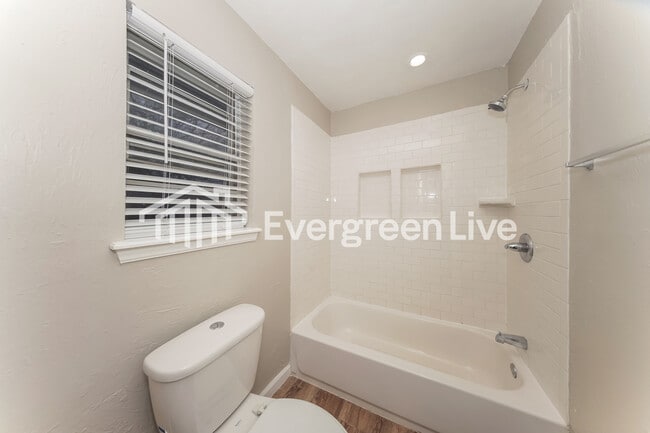 Building Photo - 609 Banner Ave