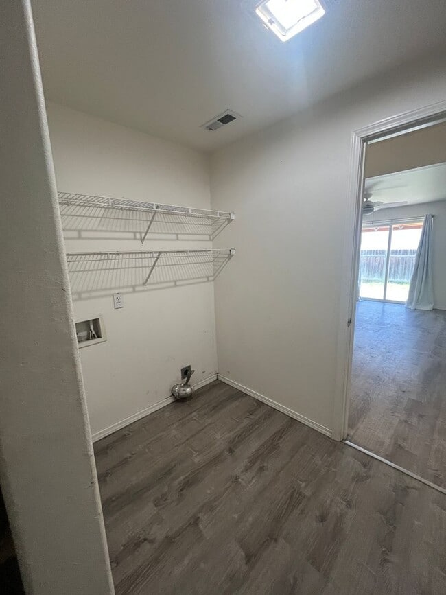 Building Photo - Beautiful Large 3 bedroom 2.5 bath home