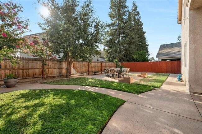 Building Photo - Beautiful North Clovis 3/2.5 Home in Gated Community