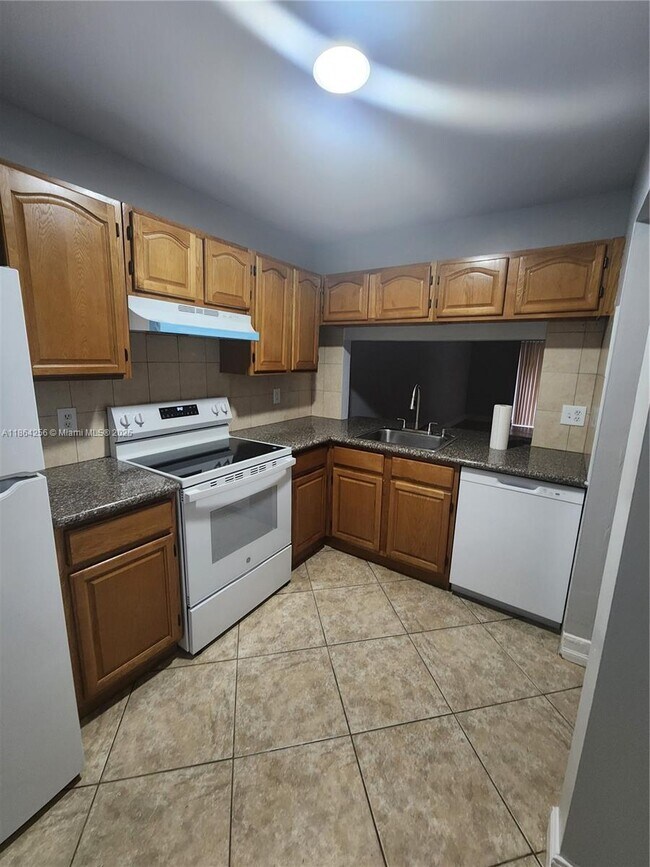 Building Photo - 10960 NW 29th Ct