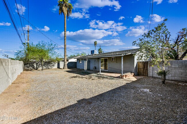 Building Photo - 732 E Vista Del Cerro Dr