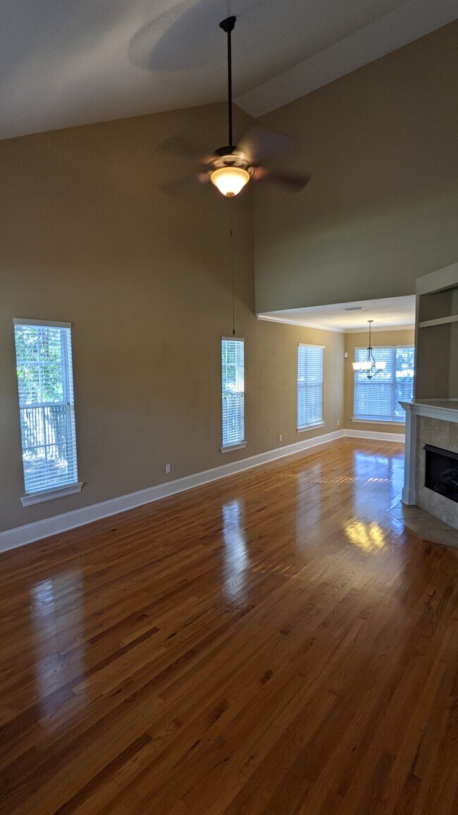 Building Photo - 1633 Shadowmoss Ave