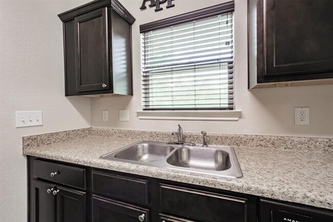 Building Photo - 10310 Chesterfield Dr