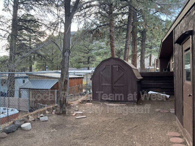 Building Photo - 4513 E Hollygreen Rd