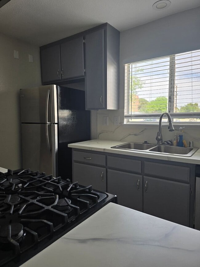 Building Photo - COM832