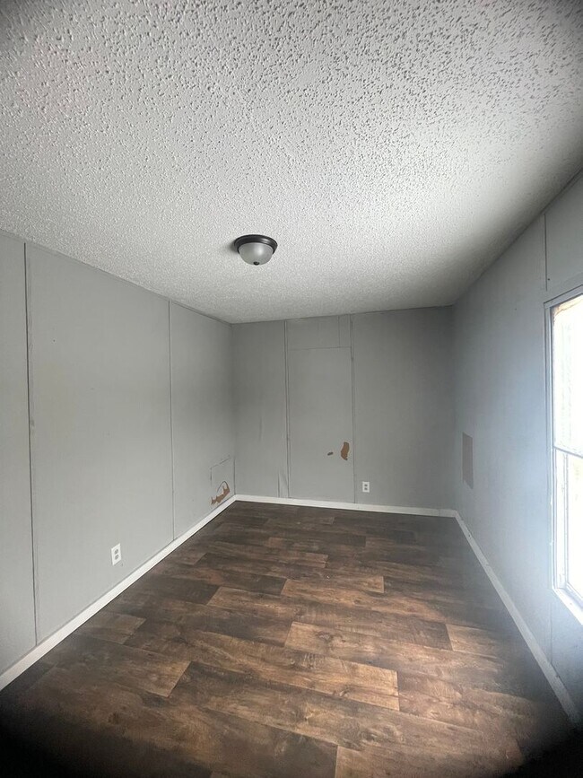 Building Photo - Country living with spacious front and backyard - 3 beds/ 2bath available now