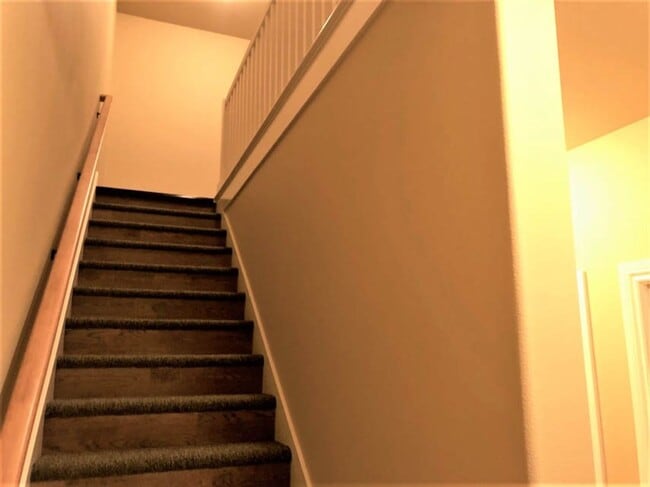 Building Photo - 4 Bed 4 bath Close to OSU