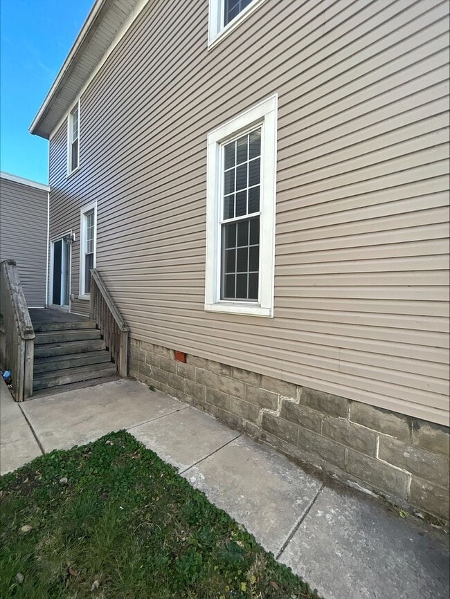 Building Photo - Large 3 Bedroom Townhome Available For Short-Term Lease! Brand New Flooring and Paint!
