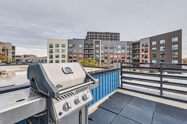 Building Photo - GORGEOUS TOWNHOUSE IN RiNo