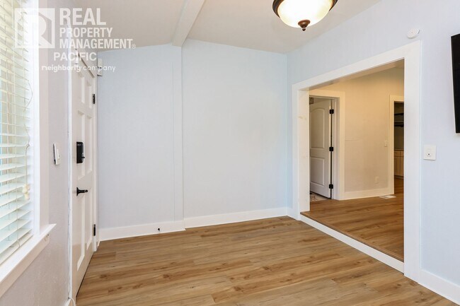 Building Photo - Bright & Spacious Oakland Home with Backya...